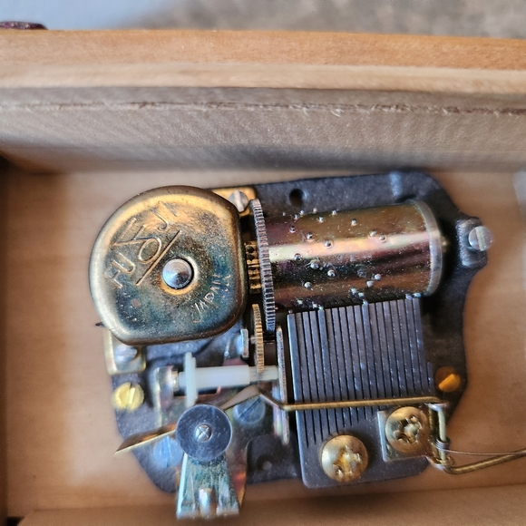 Vintage Wooden Fuji Wind Up Music Box Hummel Art Picture 🎶 Somewhere My Love 🎶 - Picture 11 of 16